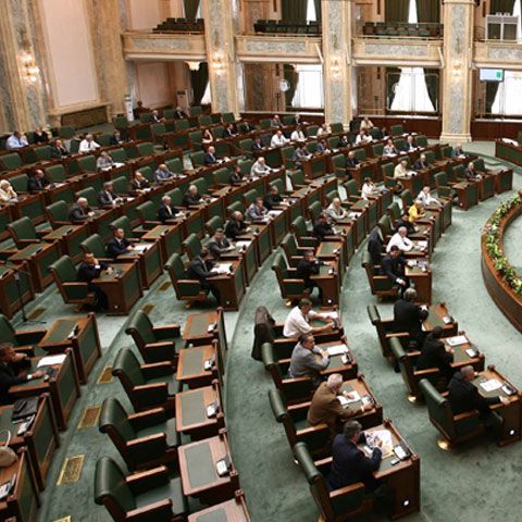 Parlamentarii, magistraţii şi militarii vor primi indemnizaţii speciale, pe lângă pensii