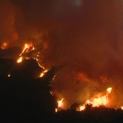 Zeci de case au fost distruse în incendiile din California şi alte câteva mii au fost ameninţate