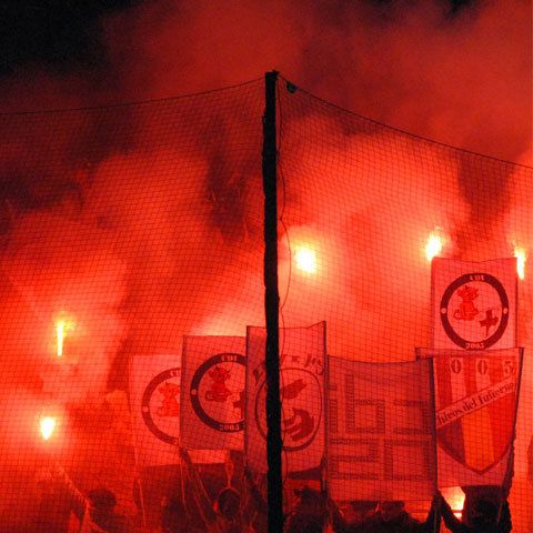 Steaua va fi amendată pentru că a permis fanilor introducerea pe stadion a materialelor pirotehnice