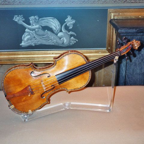 Un craiovean a vrut să vândă o vioară Stradivarius moştenită, pentru un milion de euro
