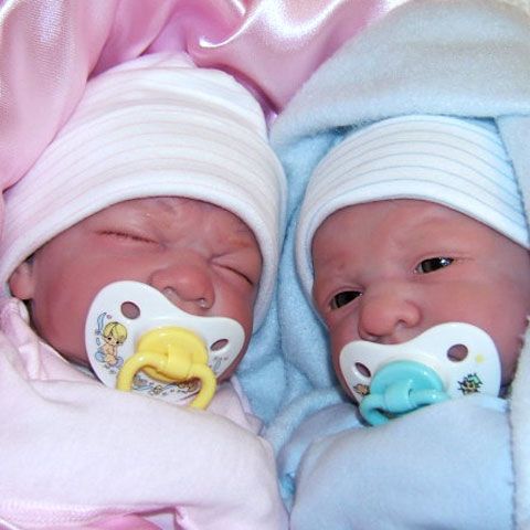 Mamele care nasc gemeni sau tripleţi vor primi indemnizaţie de la stat pentru fiecare copil