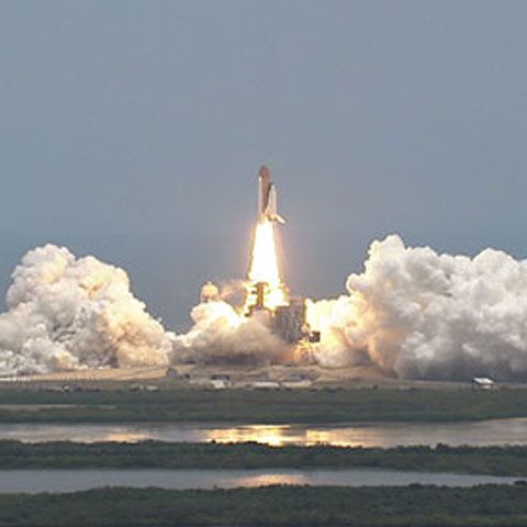NASA a început luni o misiune riscantă pentru a prelungi viaţa telescopului spaţial Hubble. Naveta Atlantis a fost lansată cu succes