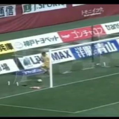 Autogol de la mijlocul terenului, în prima ligă japoneză!