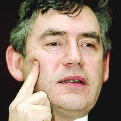 Secretele premierului britanic: fond de ten, anticearcăn şi pudră