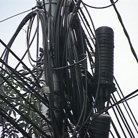 Cablurile de comunicaţii rupte sau neetichetate vor fi dezafectate astăzi 