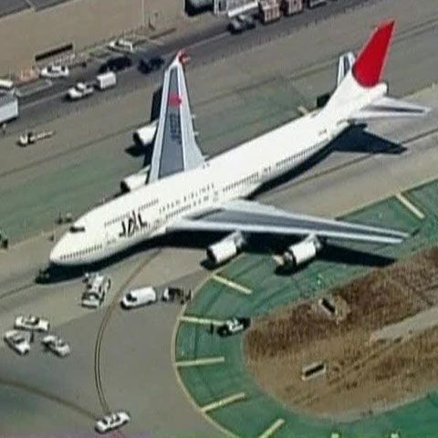 Un avion n-a mai putut decola după ce un container a blocat un reactor 