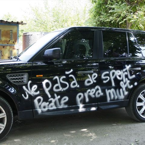 Mesaje de ameninţare pe maşinile lui Marius Niculae, Costin Lazăr şi Bogdan Stelea!