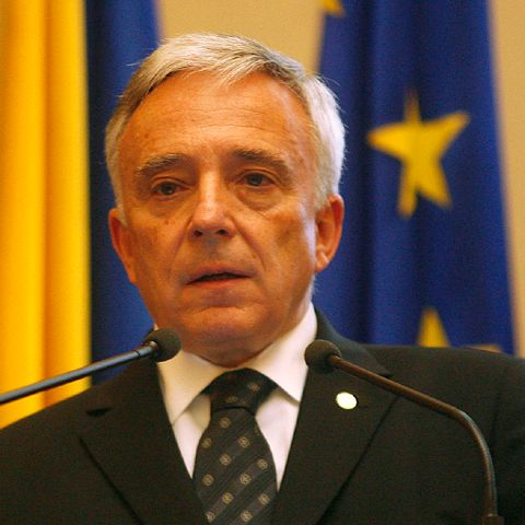 Salariul guvernatorului BNR nu poate fi cel mai mare salariu din sistemul public, nefiind plătit de la buget