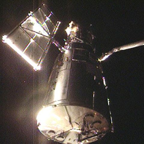 Naveta spaţială Atlantis s-a ataşat de telescopul Hubble