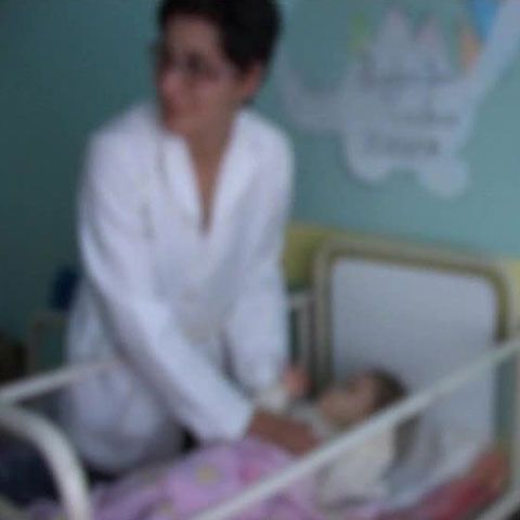 Autorităţile din Iaşi vor să renunţe la jumătate din asistenţii maternali