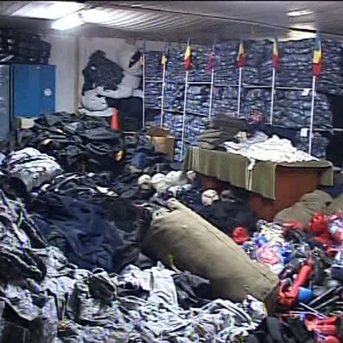 Prezervative şi preţuri triplate, descoperite în gestiunea unei foste grupări de protecţie şi intervenţie a MAI