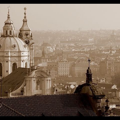 Fotografii cu Milan Kundera şi Milos Forman făcute de poliţia comunistă cehă, publicate în album