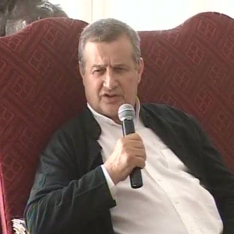 Mircea Dinescu a lansat o carte cu reţete culinare 