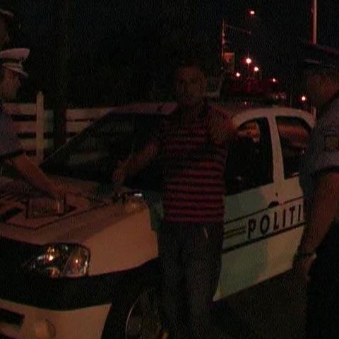 Într-o benzinărie din Arad, un turist a fost tâlhărit de doi tineri
