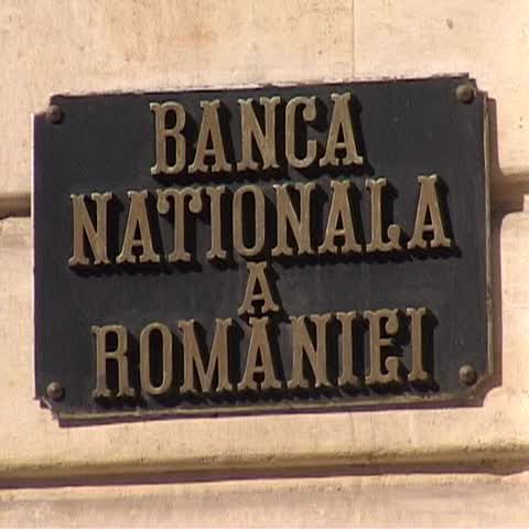 BNR neagă că băncile străine îşi retrag banii din România