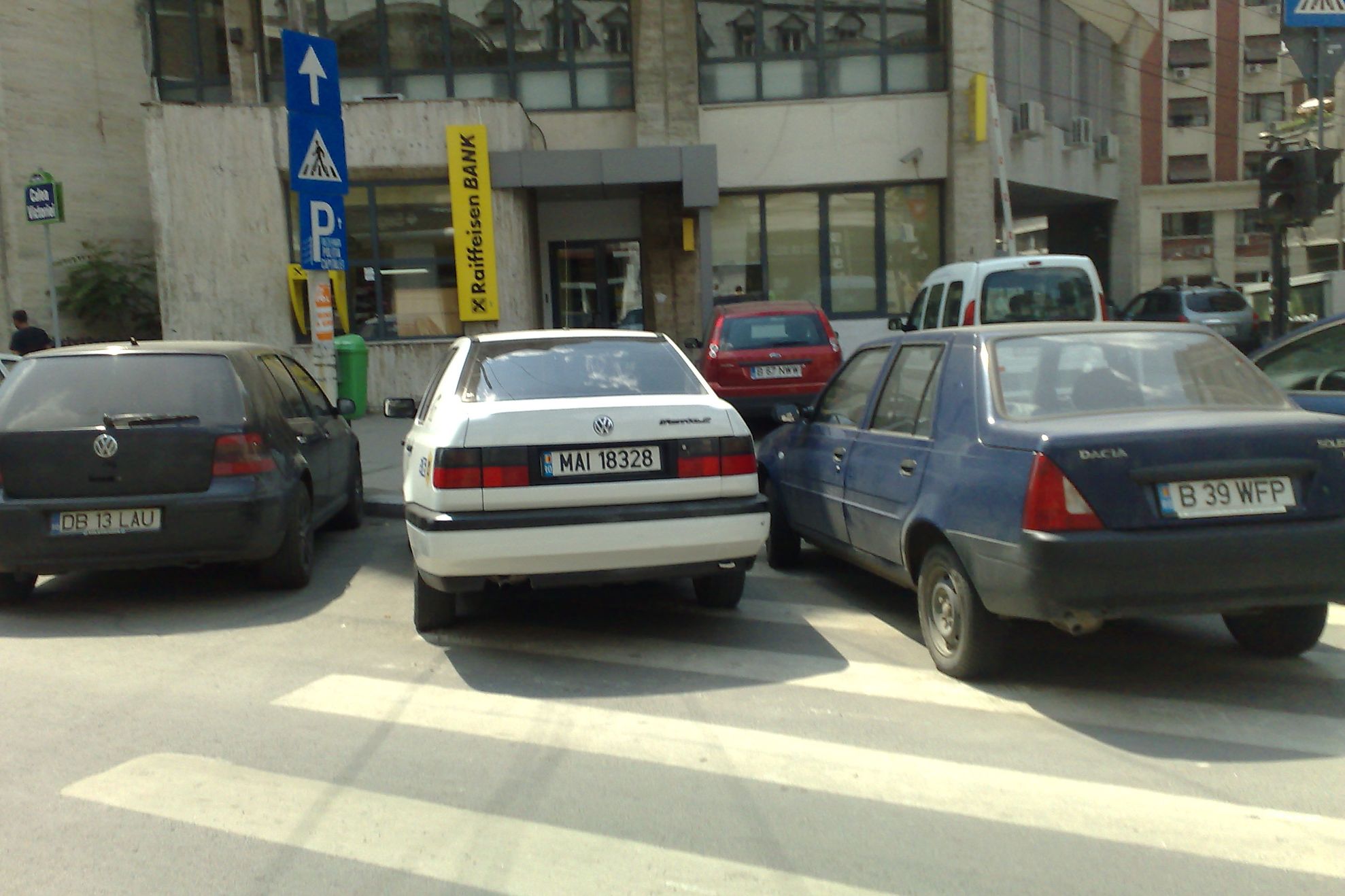 Maşin poliţiei parcată pe trecerea de pietoni