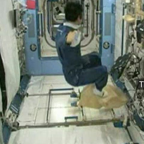REALITATEA pe NET: Un astronaut de pe SSI s-a plimbat cu un covor zburător