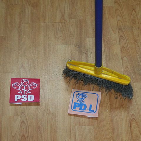PSD Cluj face campanie electorală cu sape, mături şi parasolare 