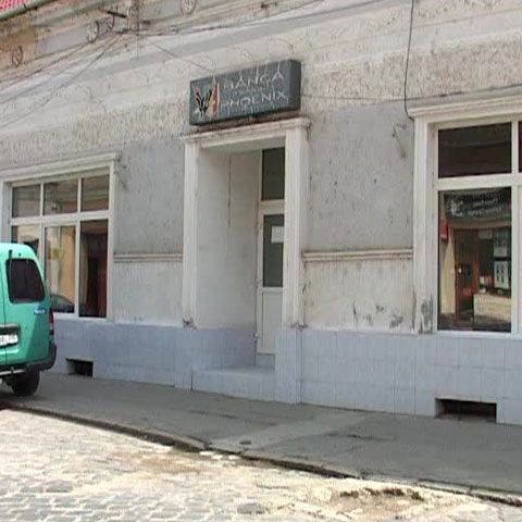 Angajata unei bănci din Arad a lăsat uşa instituţiei deschisă o noapte întreagă