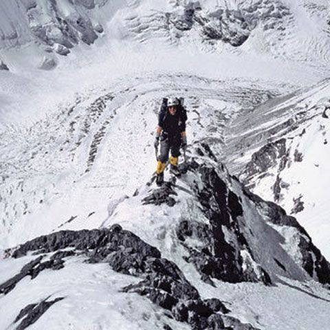 Doi alpinişti covăsneni, opriţi de viscol în drumul spre cucerirea vârfului Cho-Oyu (8201 m)