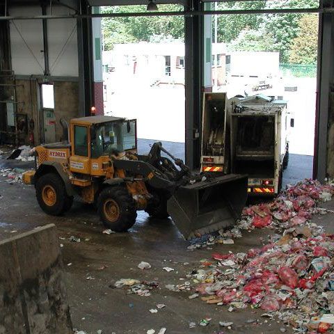 Autorităţile din zona Buzaielor au pus în funcţiune o staţie de sortare pentru deşeuri reciclabile