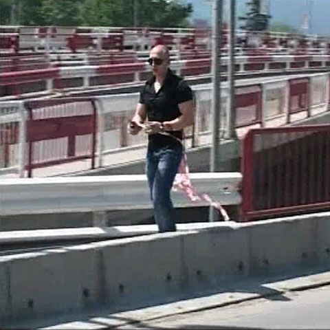 Proprietarul unui teren a blocat centura ocolitoare a Braşovului, după ce şi-a lăsat maşina în mijlocul drumului