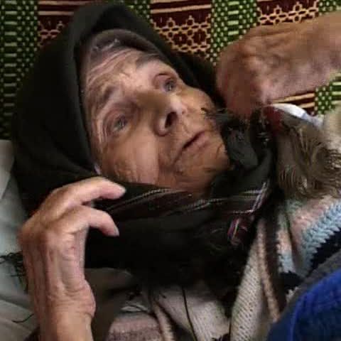 O femeie din Reghiu care de 14 ani zace în pat a fost dusă la medic 