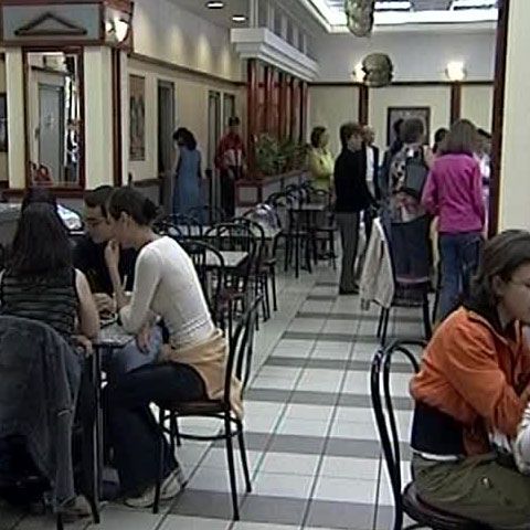 250.000 de români mănâncă zilnic în restaurante fast-food