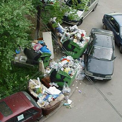 Ghenele de gunoi de lângă blocurile cu patru etaje din sectorul 6 vor fi demolate 