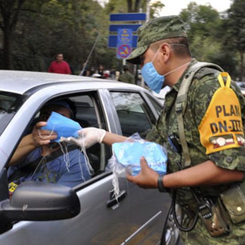 Tatăl femeii cu gripă porcină şi unul dintre copiii acesteia sunt infectaţi şi ei cu virusul A(H1N1)