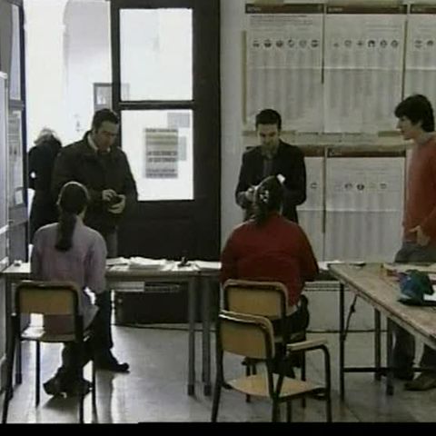850.000 de români cu drept de vot au fost aşteptaţi la alegerile locale din Italia