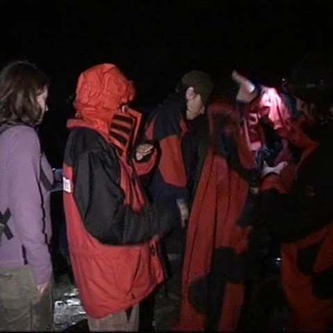 Trei turişti au fost salvaţi după şapte ore din zona Piatra Craiului, după ce au fost surprinşi de un viscol puternic - VEZI VIDEO