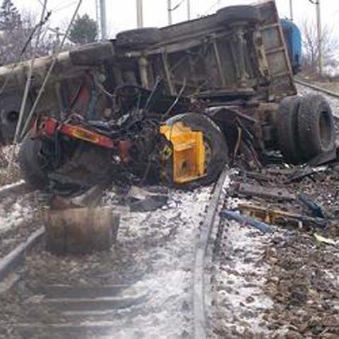 Un tren personal a lovit un tir în judeţul Timiş