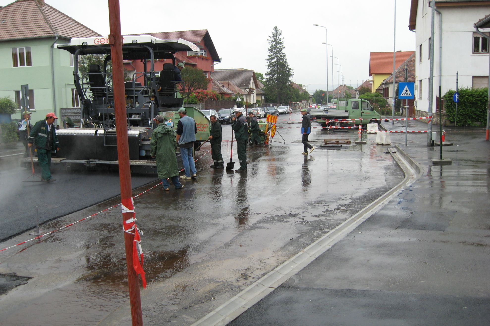 Stradă asfaltată pe ploaie la Sibiu