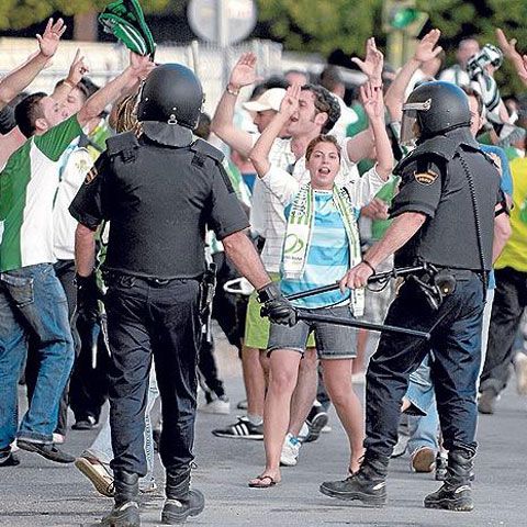 Betis Sevilla a retrogradat, fanii "verzilor" s-au luat la bătaie cu forţele de ordine