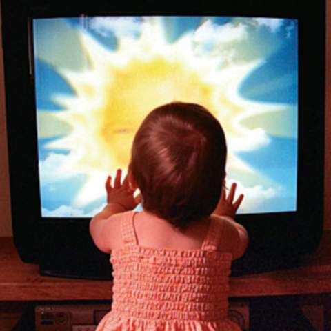  Televizorul lăsat deschis în preajma copiilor poate afecta dezvoltarea limbajului acestora