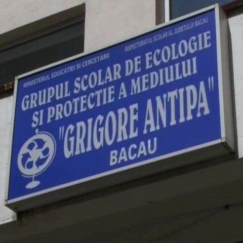 Un profesor din Bacău a fost arestat preventiv după ce a fost prins luând mită de la patru elevi 