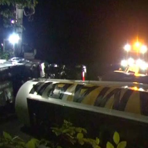 O cisternă plină cu motorină s-a răsturnat pe drumul dintre Târgu Jiu şi Motru