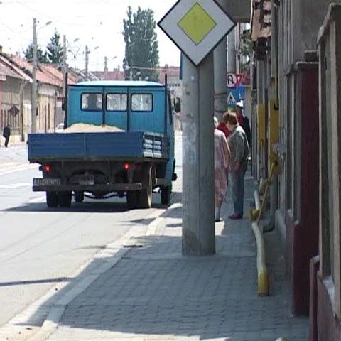 Primăria din Arad a amplasat stâlpi de electricitate pe mijlocul trotuarului