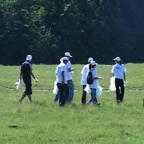 Peste 200 de voluntari din Prahova au ecologizat pădurea din Păuleşti 