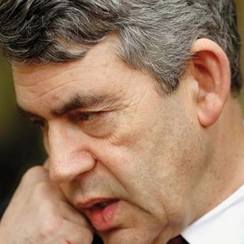 Gest nepoliticos al premierului britanic Gordon Brown, surprins de jurnalişti, la REALITATEA pe NET