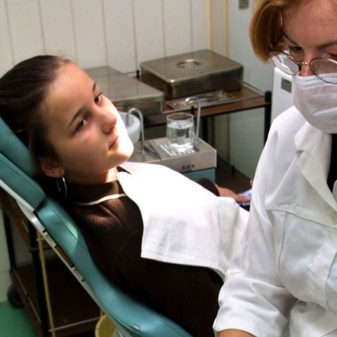 Copiii instituţionalizaţi vor fi consultaţi gratuit de medici stomatologi italieni şi români