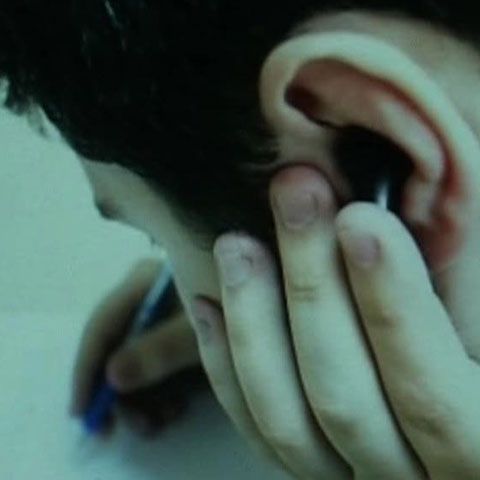 Anunţuri pentru dispozitive de copiat, pe stâlpii de lângă liceele din Focşani