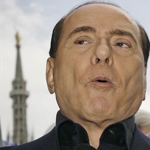 Jose Saramago îl califică pe Berlusconi drept "delincvent" şi "virus"
