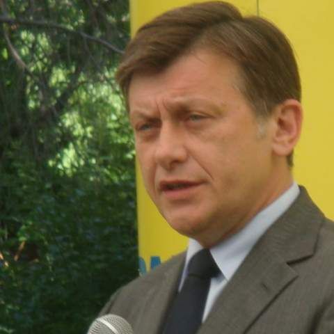 Crin Antonescu: Singura cale de a limita frauda electorală este participarea la vot