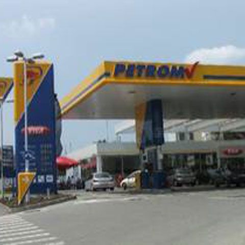 Petrom a scumpit carburanţii cu 6 bani/litru, de miercuri