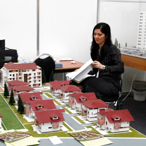 Declinul industriei se temperează, dar construcţiile trec pe scădere accentuată