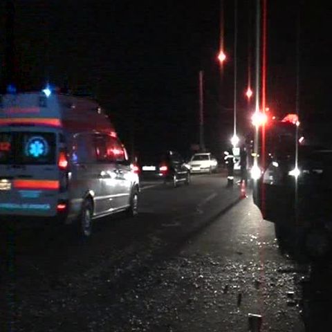 Două maşini s-au lovit frontal la ieşirea din Drobeta Turnu Severin, din cauza vitezei