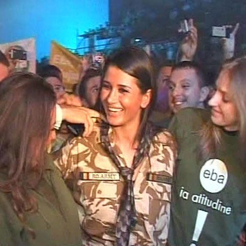 EBA a apărut în campanie într-o uniformă militară asemănătoare cu cea a militarilor din Afganistan 