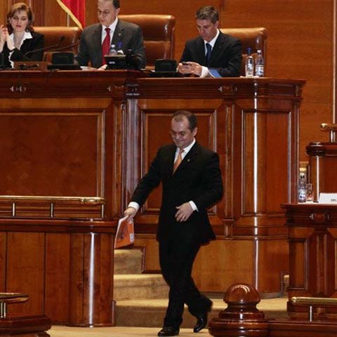 Guvernul a adoptat o ordonanţă care îi permite să modifice actele normative înainte de întrarea lor în vigoare